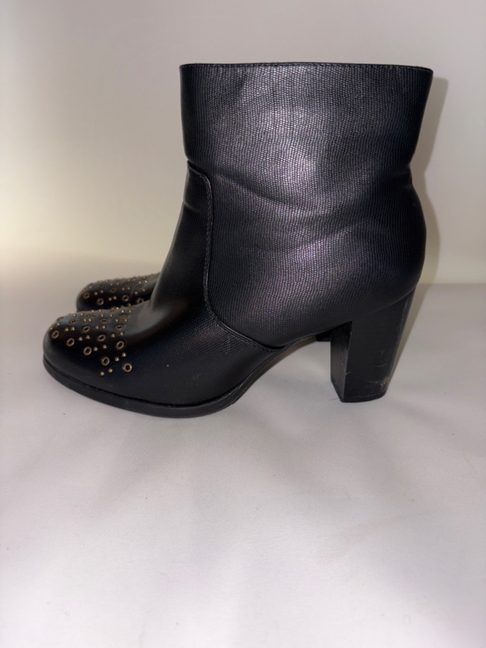 Olivia Miller Cortlandt Black Ankle Booties with Gold Eyelet Toe Size 10 - Picture 4 of 11